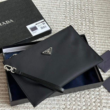 Clutch minimalista de metal con forma de triángulo