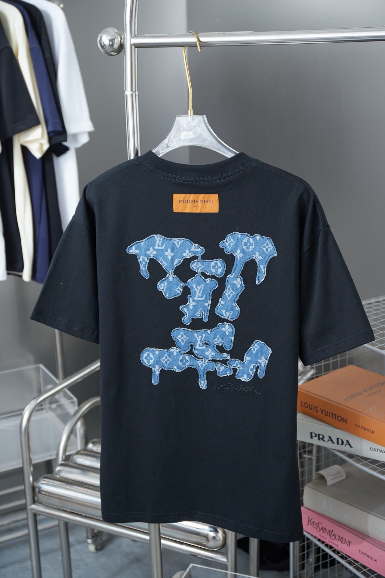 Camiseta vaquera con parches bordados