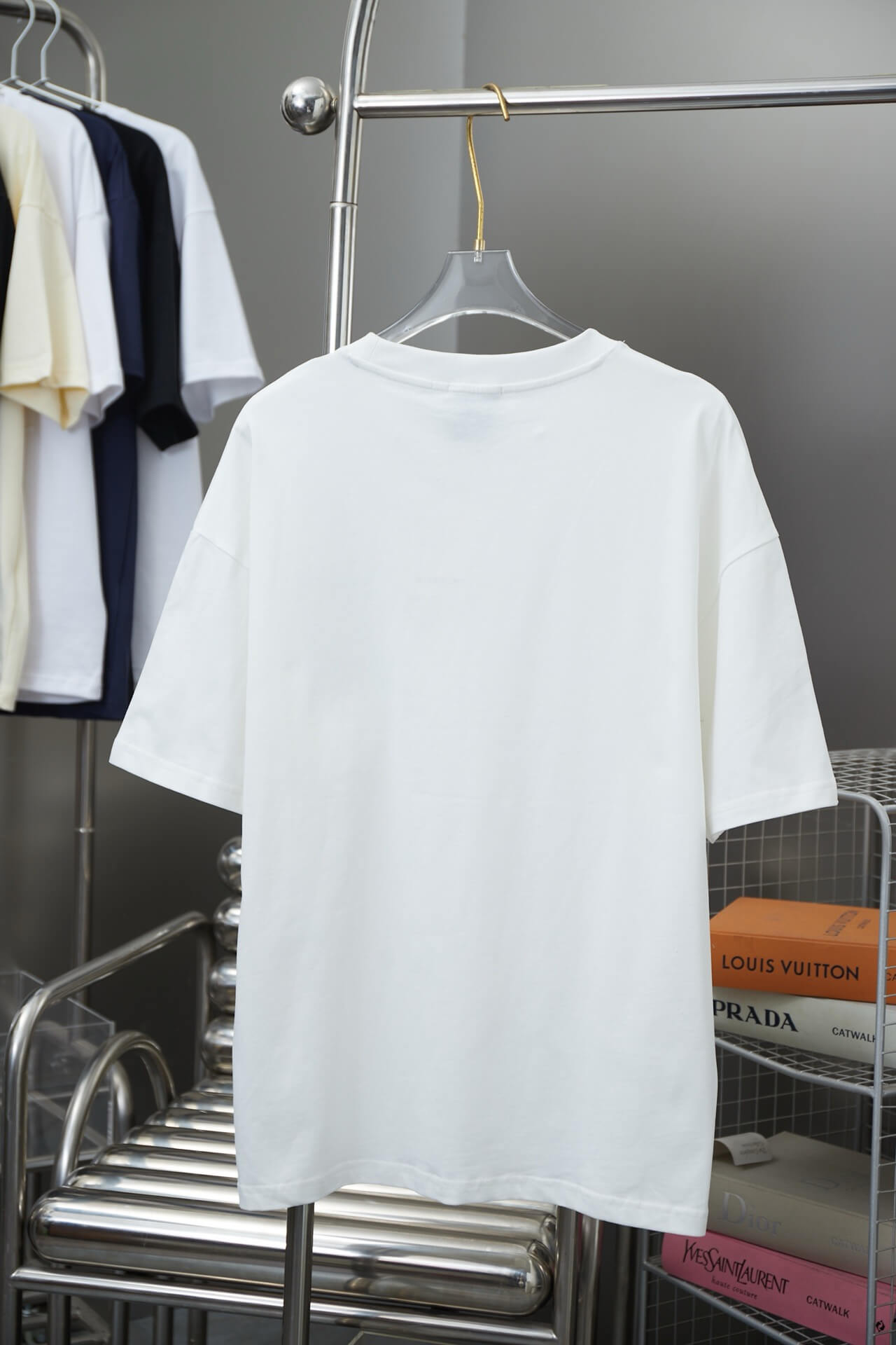 Camiseta con bolsillo metálico y letras