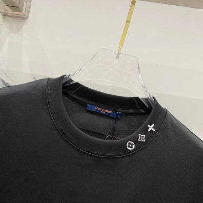 Camiseta con bordado en el escote