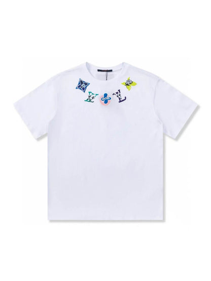 Camiseta con estampado de collar colorido