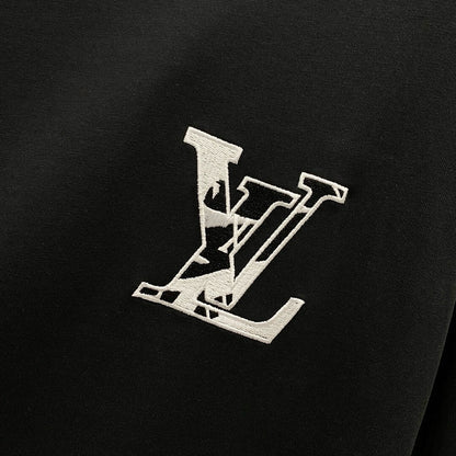 Camiseta con bordado en el escote