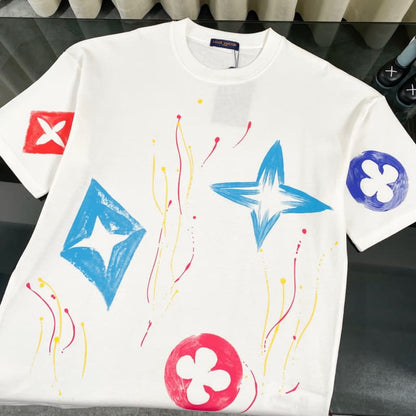 Camiseta con grafiti de color dopamina 2025