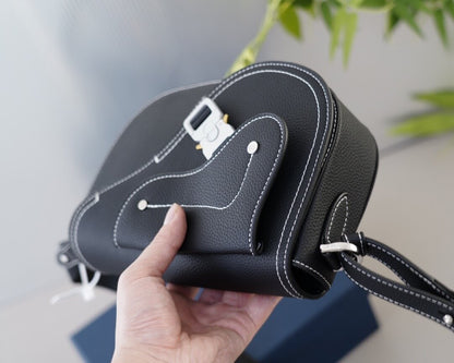 Bolso de sillín clásico sencillo con hebilla de metal