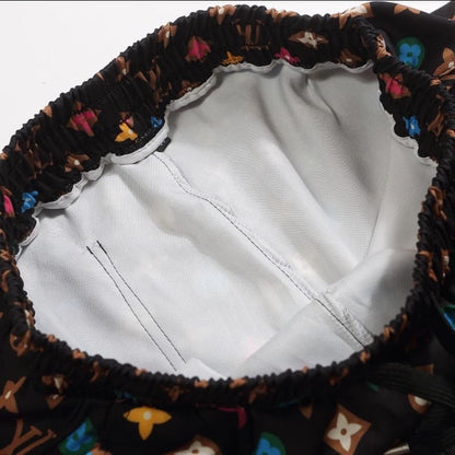 Conjunto de camiseta y pantalones cortos con estampado colorido por todas partes