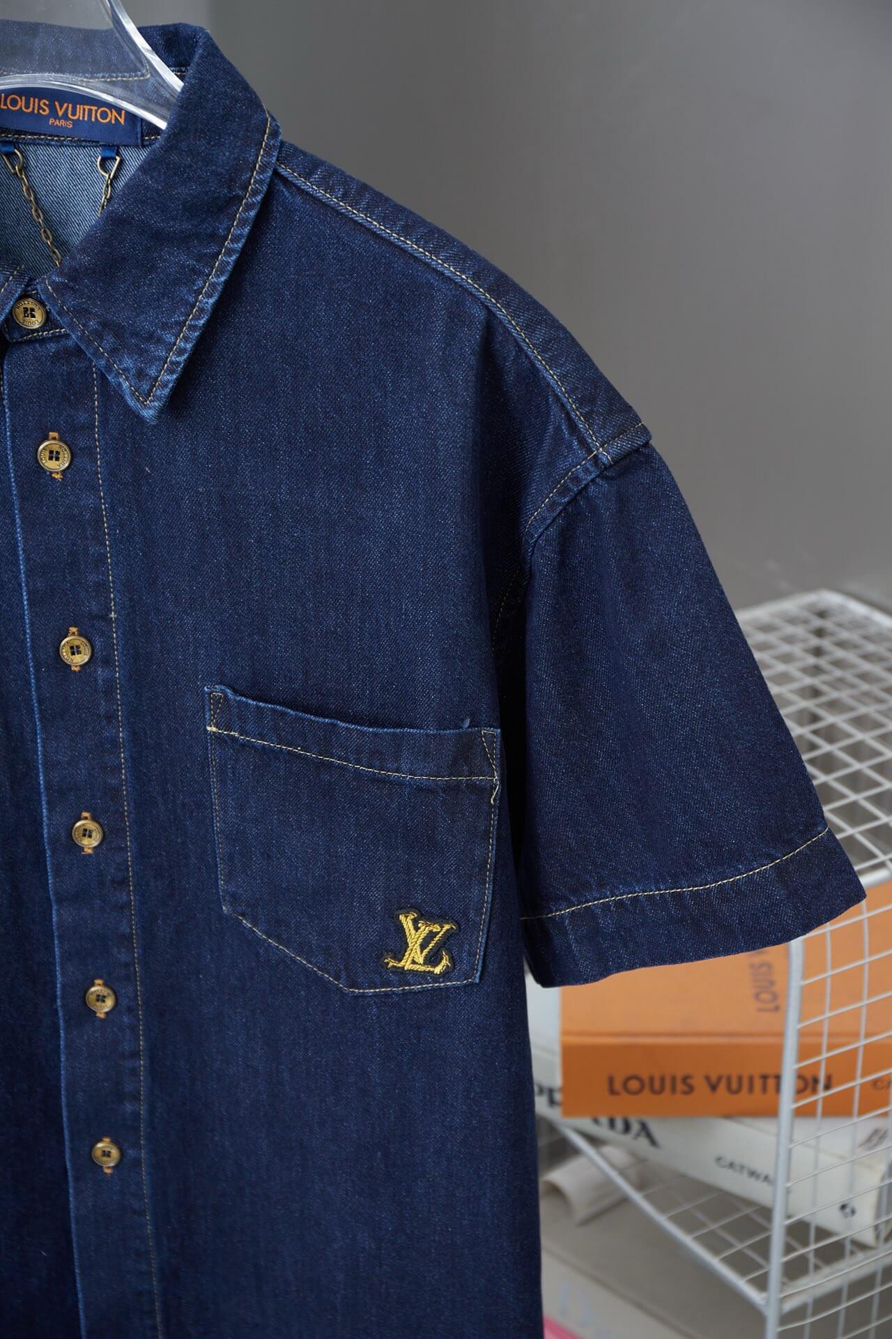 Camisa bordada con letras de firma