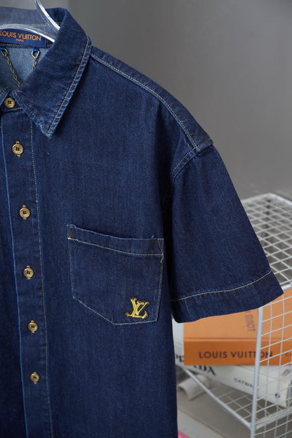 Camisa bordada con letras de firma