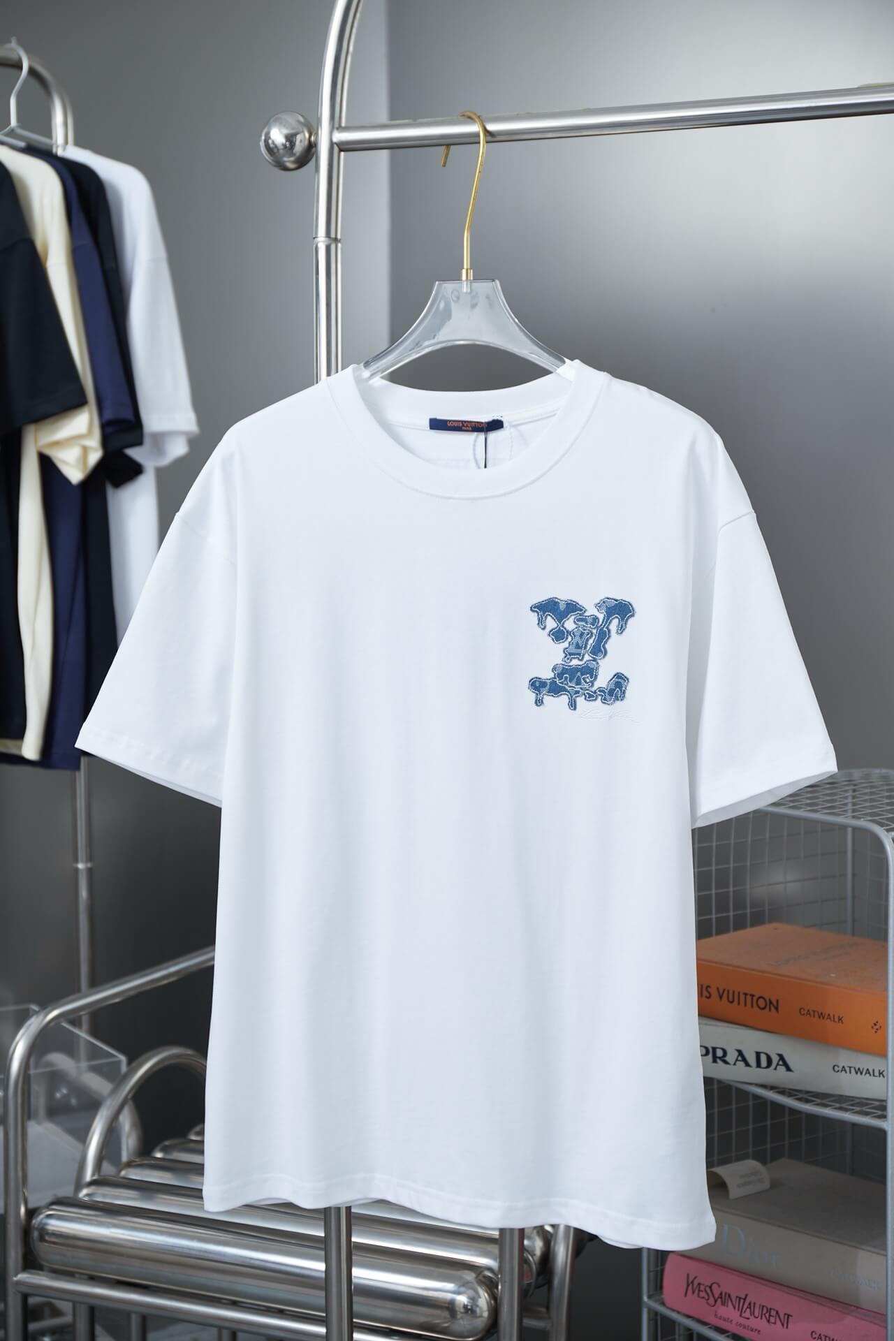 Camiseta vaquera con parches bordados