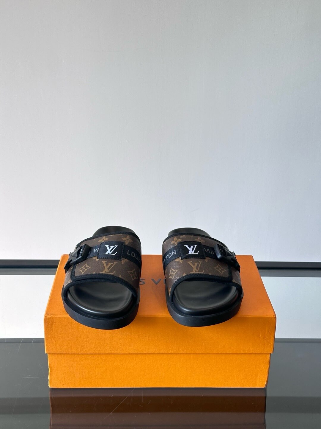Chaussons ornés de boutons