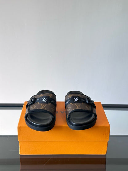 Chaussons ornés de boutons