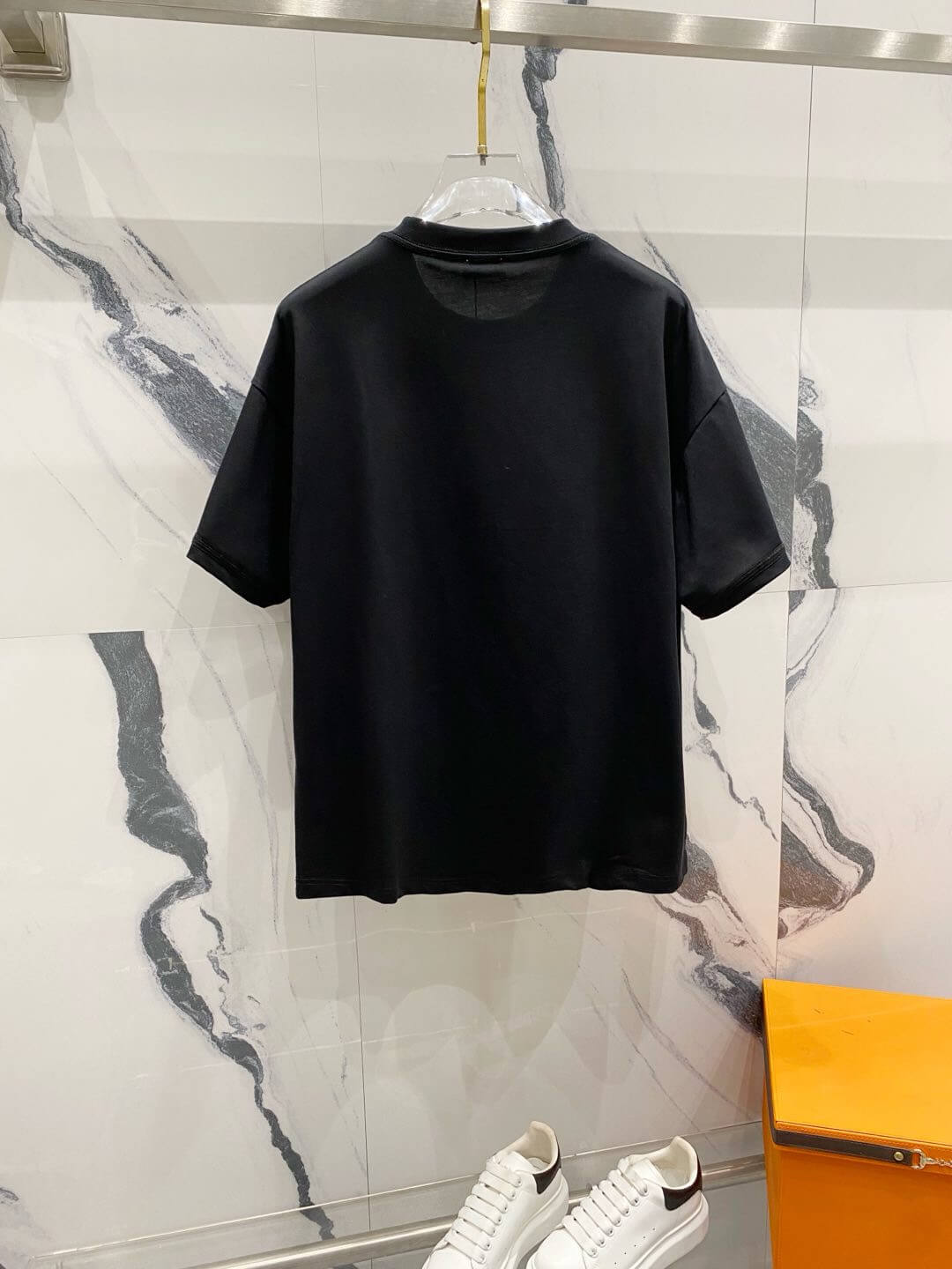 Camiseta con bordado de reloj del alfabeto