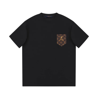 Camiseta con chapa con patrón de metal