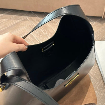 Bolso de mano sencillo con forma de media luna