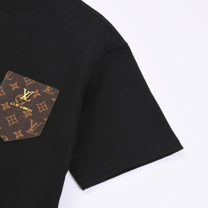 Camiseta con chapa con patrón de metal