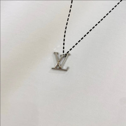 Collier et t-shirt à accents métalliques de la ligne 2025