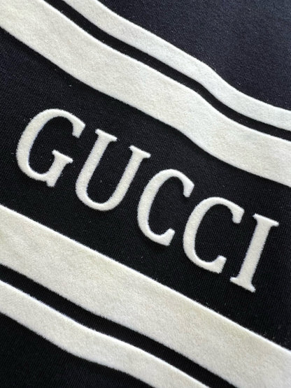 Camiseta de rayas con letras bordadas