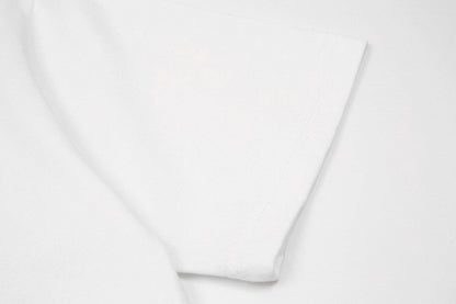 Camiseta blanca con estampado de muñeca