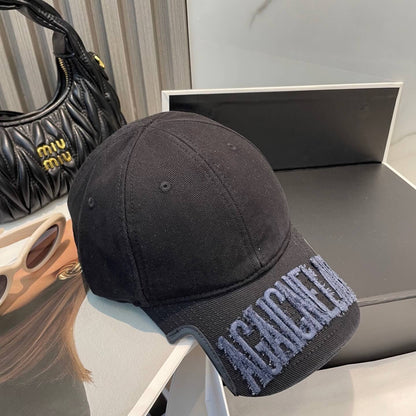 Gorra de béisbol con letras desgastadas y estilo chic