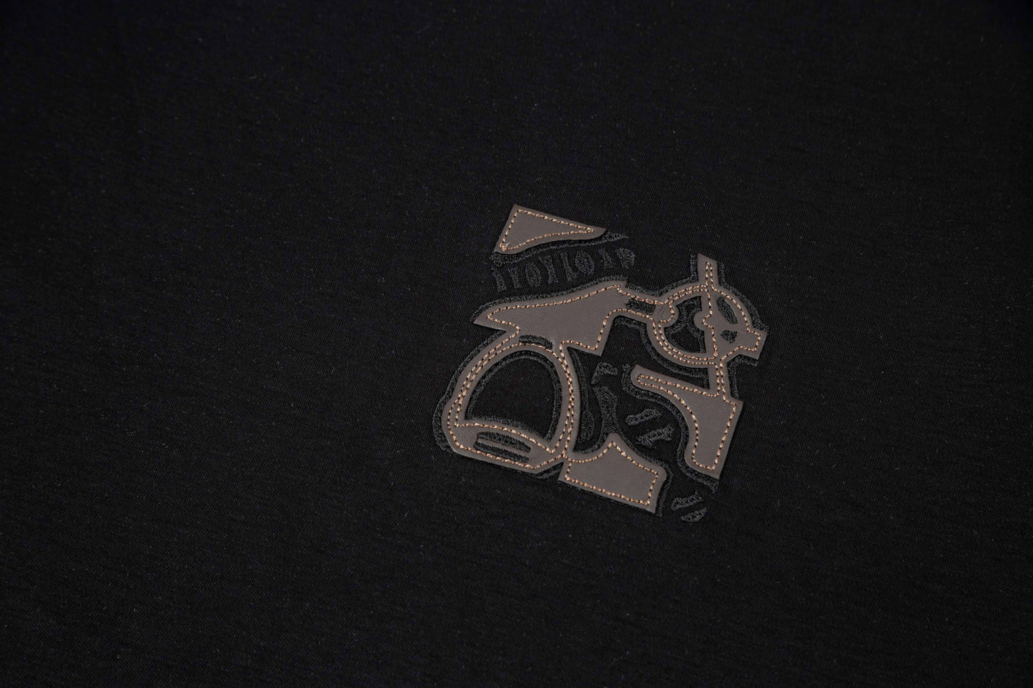 Camiseta con parche de cuero bordado