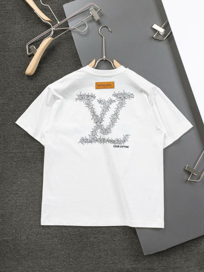 Camiseta con bordado delantero y trasero