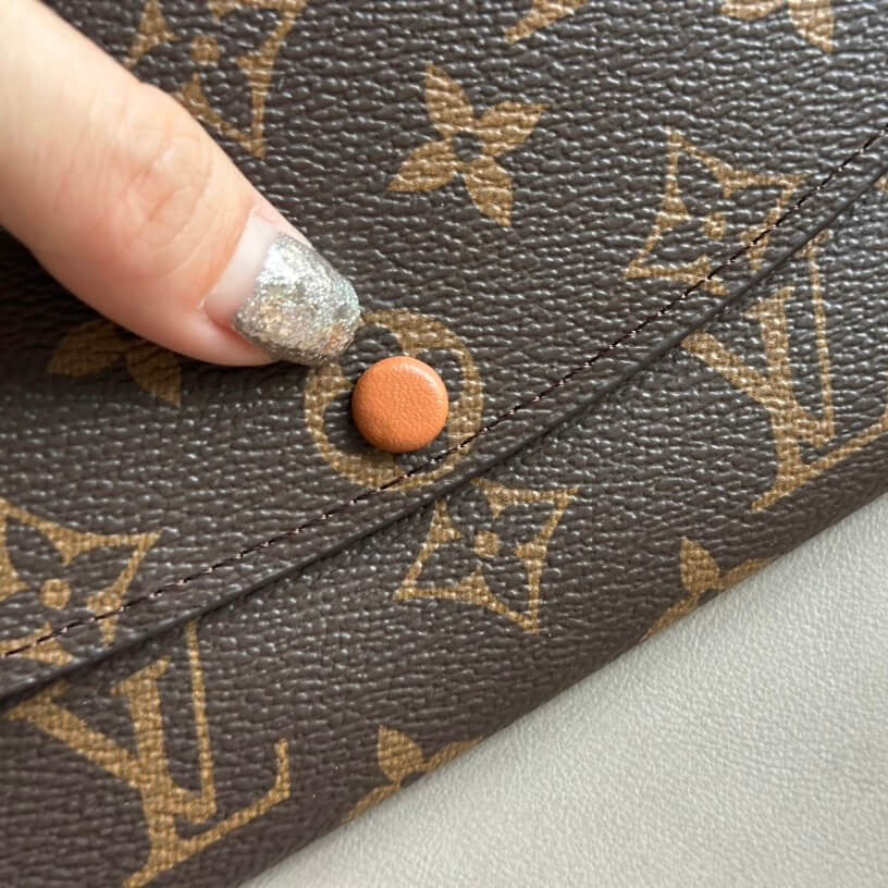 Cartera con hebilla en contraste y estampado clásico