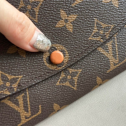 Cartera con hebilla en contraste y estampado clásico