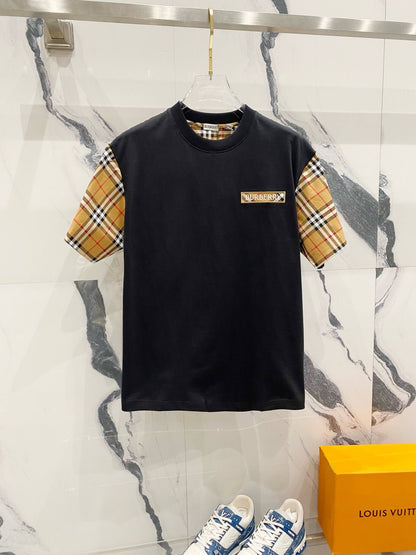 Camiseta con rayas de cuadros en las mangas