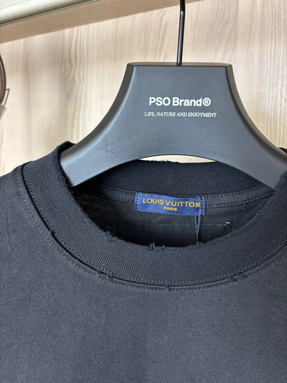 Camiseta con bordado y apliques