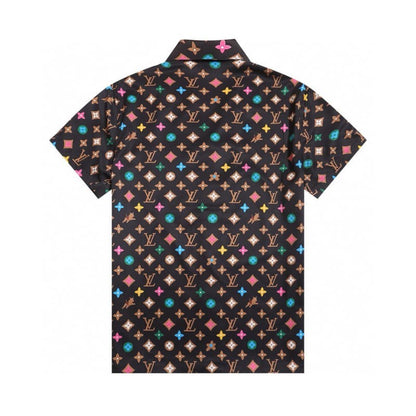 Conjunto de camiseta y pantalones cortos con estampado colorido por todas partes