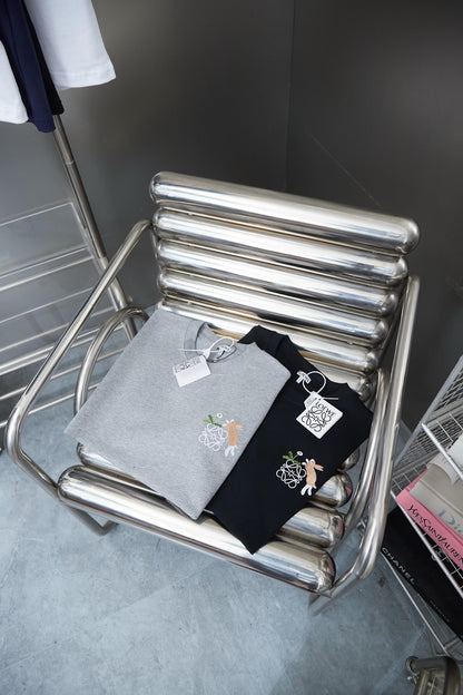 Camiseta con bordado de conejo