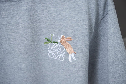 Camiseta con bordado de conejo