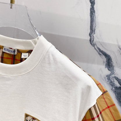 Camiseta con rayas de cuadros en las mangas