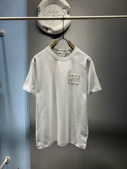 Camiseta con bordado de apliques