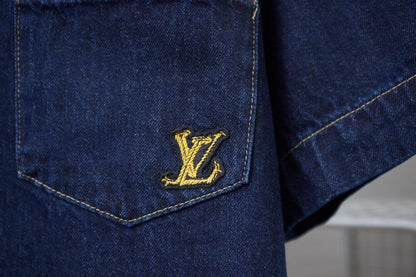 Camisa bordada con letras de firma