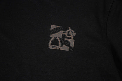 Camiseta con parche de cuero bordado