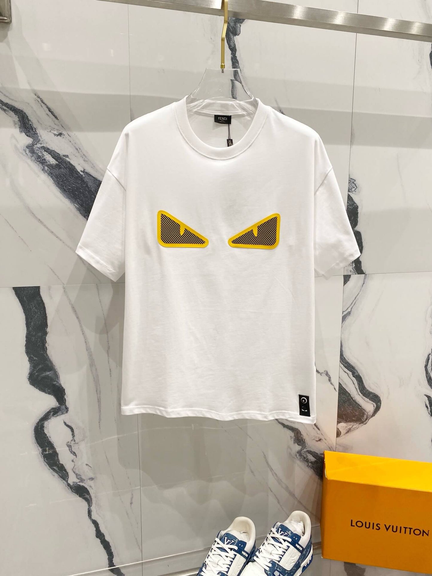 Camiseta con estampado de ojos