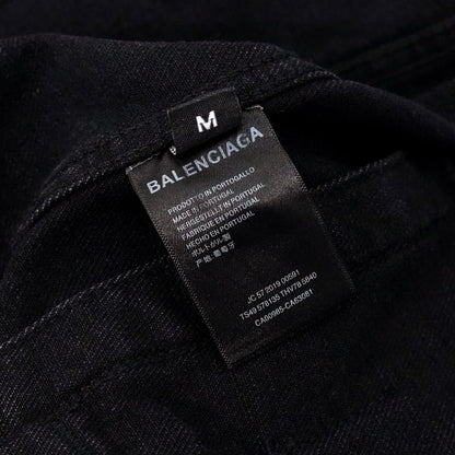 Traje con bordado de letras