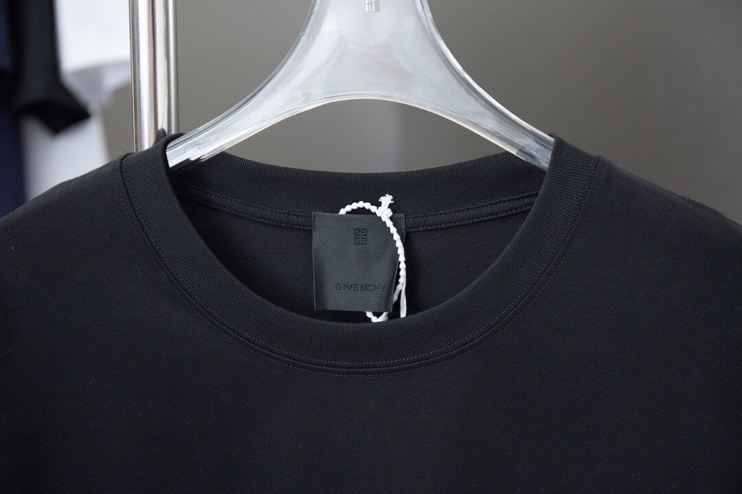 Camiseta con bolsillo metálico y letras