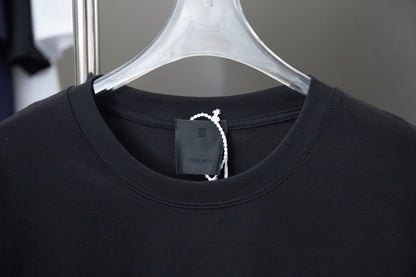 Camiseta con bolsillo metálico y letras