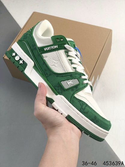 Zapatillas con letras verdes