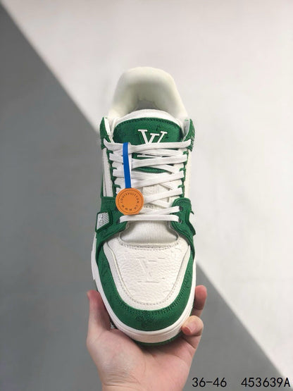 Zapatillas con letras verdes