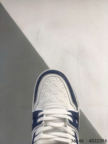 Zapatillas deportivas con letras azules y negras
