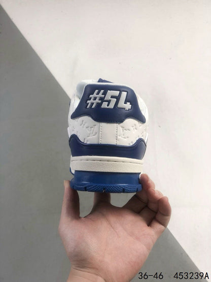 Zapatillas deportivas con letras azules y negras