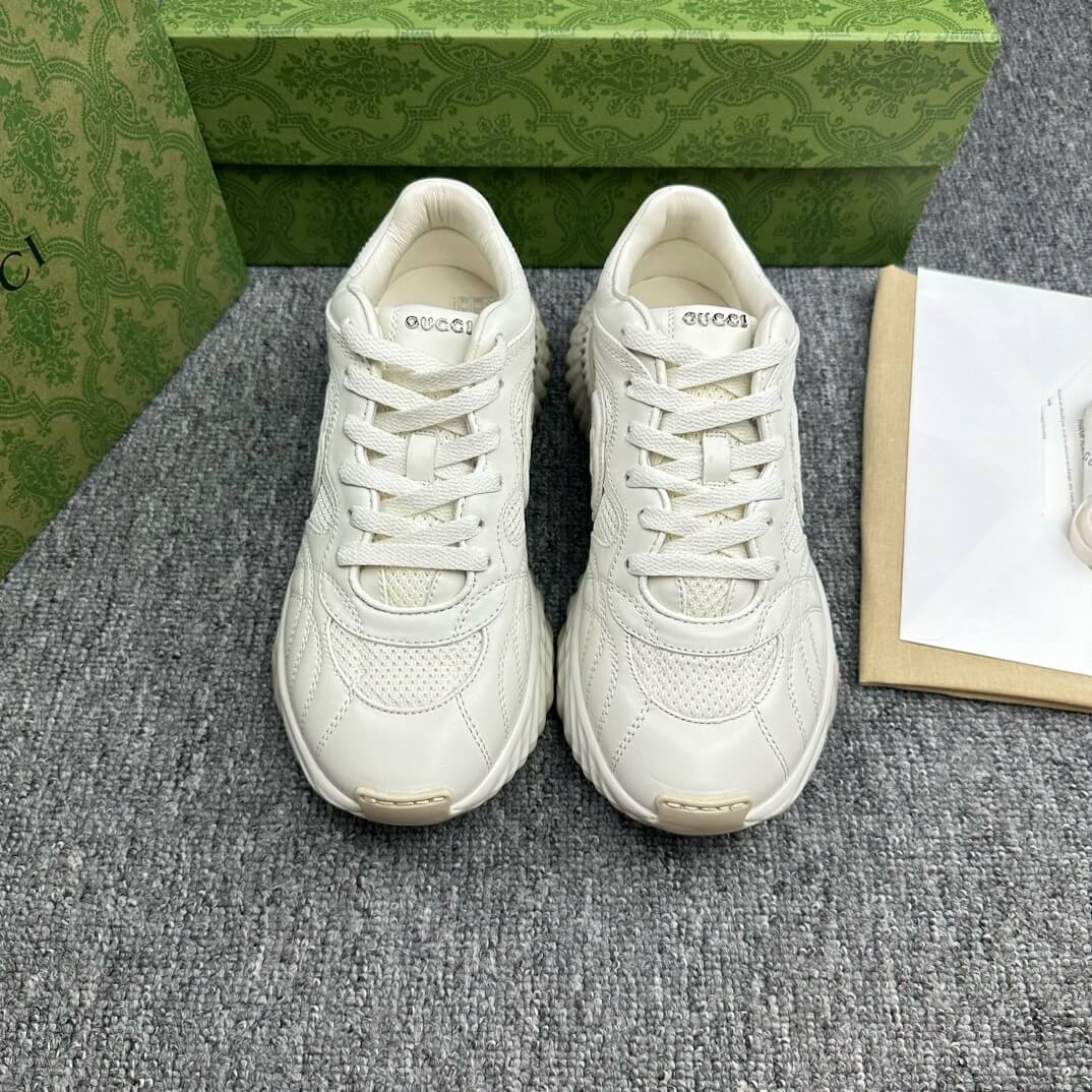 Zapatillas clásicas con bordado beige