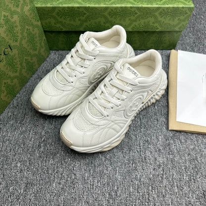 Zapatillas clásicas con bordado beige