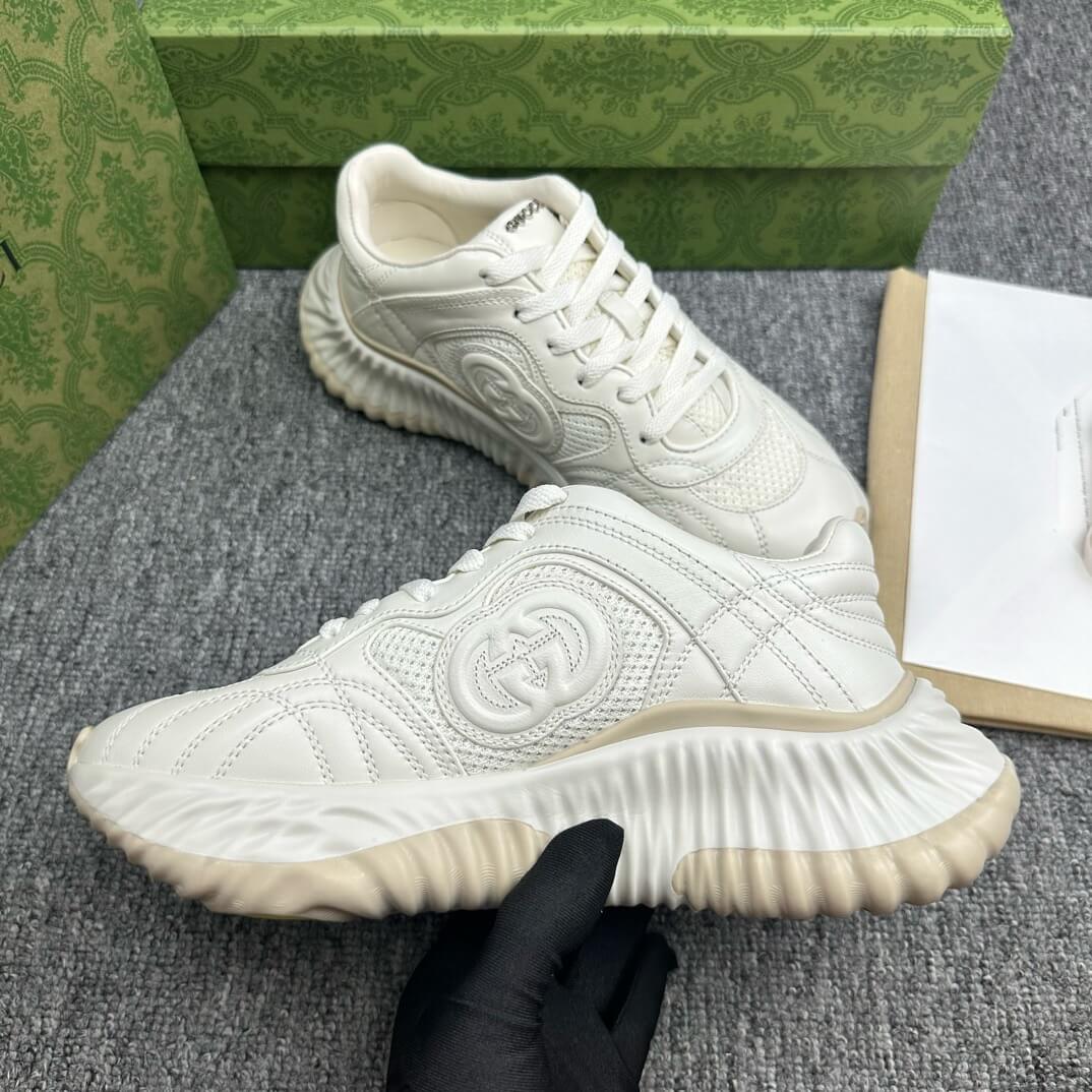 Zapatillas clásicas con bordado beige
