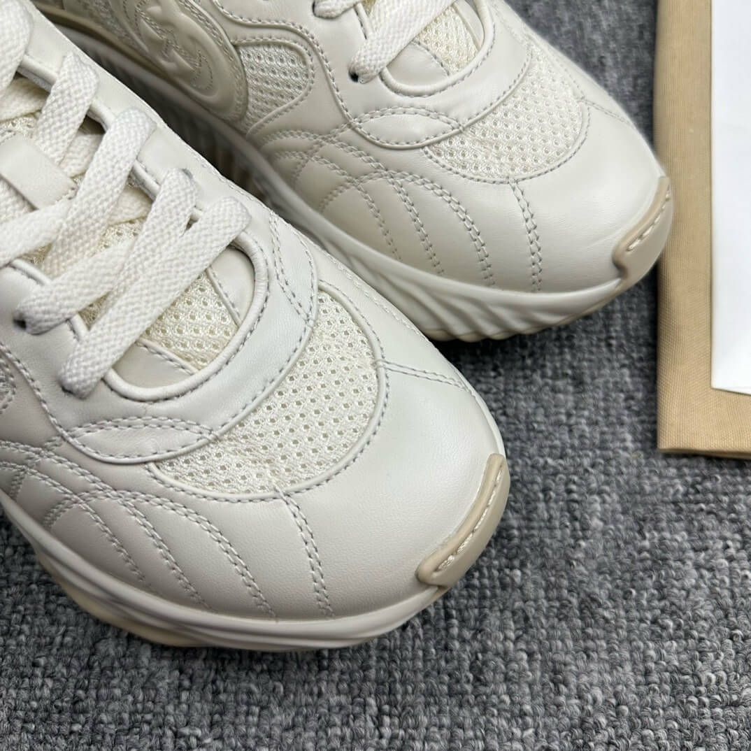 Zapatillas clásicas con bordado beige