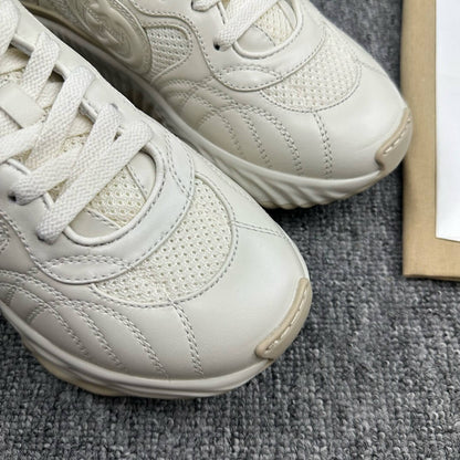 Zapatillas clásicas con bordado beige