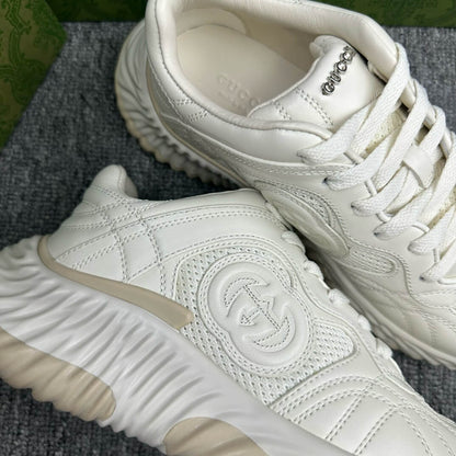 Zapatillas clásicas con bordado beige