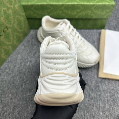 Zapatillas clásicas con bordado beige